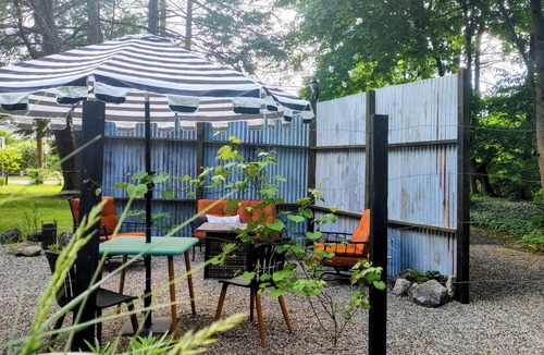 Amherst Apartment | Cozy getaway: Relaxing bijou retreat Under the Hemlocks