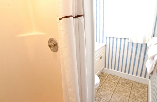Savannah Beach Cottage | Cozy Ground-Floor Suite w/Full Kitchen & Free WiFi - Near Dining & Shops