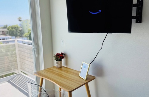 Hollywood Apartment | Cozy Hollywood Studio Retreat l Free Parking l Pool l Wi-Fi