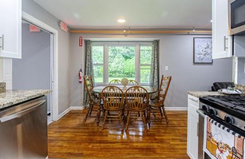 Newark House | Cozy Home 4BR Newark Stay with Yard
