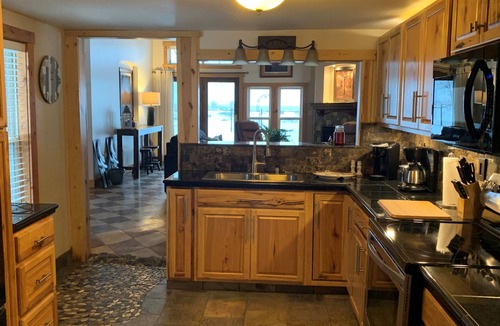 Little Suamico House | Cozy home on the bay with sand beach and beautiful sunrises!🌅