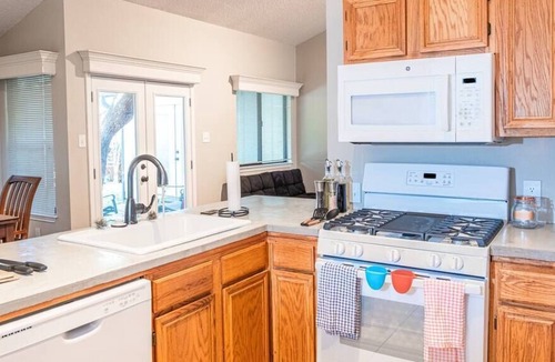 Milwood House | Cozy Home☼Seton+St Davids Medical☼WIFI☼Work Friendly☼Long Stays