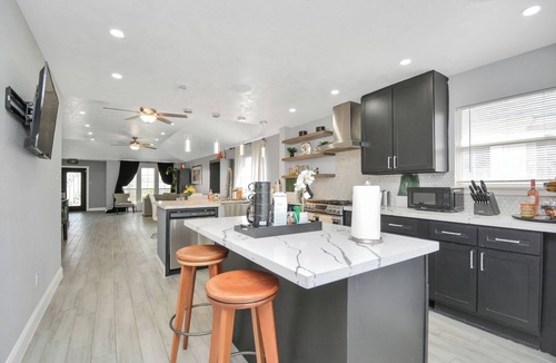 Houston House | Cozy Home w/surrond sound. TV in every room 15 minutes to downtown