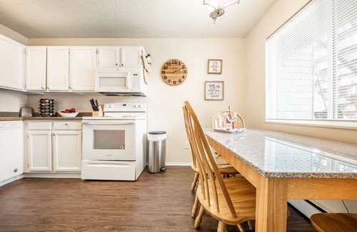 Rockrimmon Condo | ❤Cozy in the Springs! 2 BR, Kitchen. 5 Guests!❤