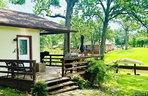 Tool House | Cozy lake house getaway on Cedar creek lake hidden gem!