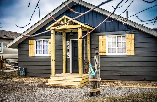 La Salle Cabin | Cozy Lake Log Cabin with Breathtaking Views - with pool table and darts