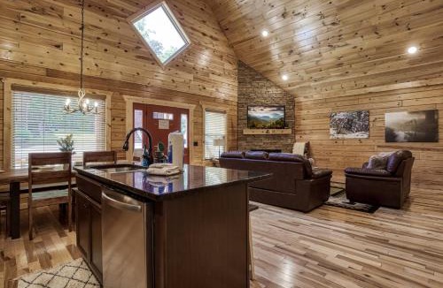 White Oak Lodge House | Cozy Log Cabin, hot tub, pool table, pool access
