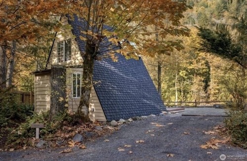 Index Cabin | Cozy mountain A-Frame cabin on river w hottub & views. Minutes from hikes & ski!