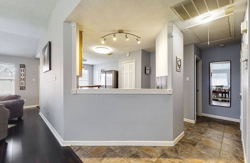 Pearland House | Cozy Pearland Getaway Home! Large backyard w/patio! 5 STAR REVIEWS.