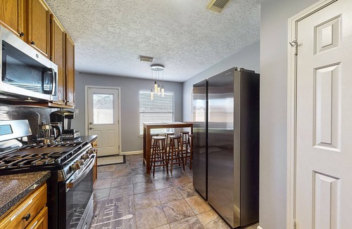 Pearland House | Cozy Pearland Getaway Home! Large backyard w/patio! 5 STAR REVIEWS.