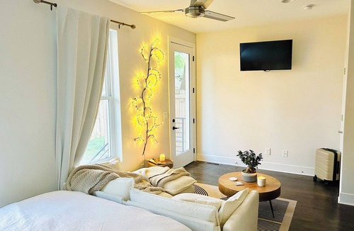 Hadley - Washington House | Cozy, Romantic getaway. Modern mountain lodge feel in the heart of Nashville.