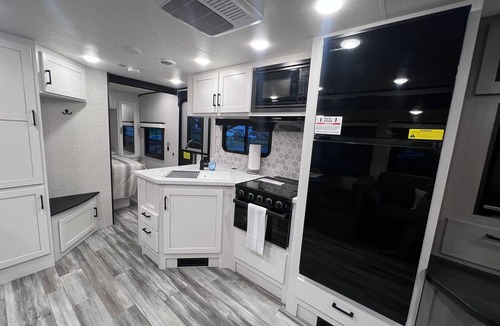 Stafford House | Cozy RV in Wonderful Stafford with AC, WiFi. Fully equipped!