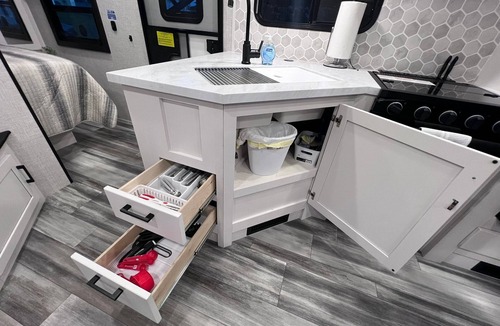Stafford House | Cozy RV in Wonderful Stafford with AC, WiFi. Fully equipped!