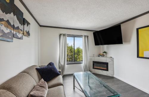 Snowshoe Apartment | Cozy Snowshoe Condo Rental Walk to Chair Lift!