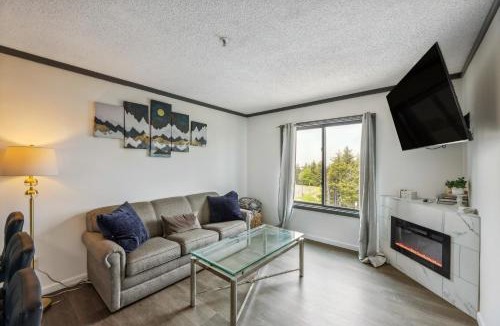 Snowshoe Apartment | Cozy Snowshoe Condo Rental Walk to Chair Lift!