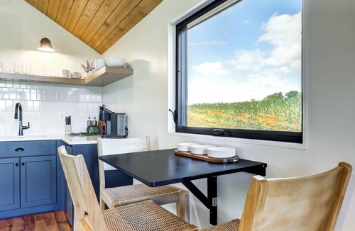 Kinzers Cottage | Cozy tiny home with 1 bedroom and WiFi, serene & peaceful glamping