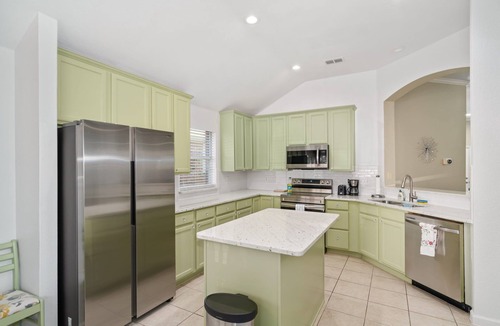 Corinth House | Cozy, Warm, Pool, BBQ, 2 KingBeds, Sleep 11