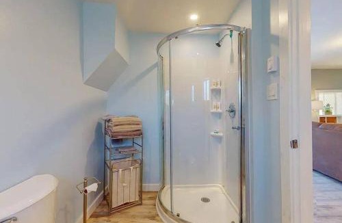 East Durham House | Cozy Waterfall BnB - Close To Mountains and Hikes