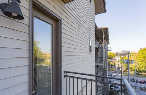 Music Row Apartment | CozySuites Music Row Stunning 2BR with free parking 05