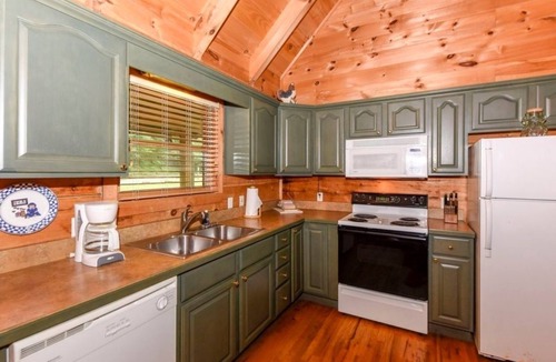 Townsend Cabin | Creekside (2-Bedroom Cabin) - Pets Allowed by RedAwning