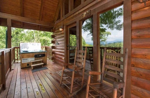 Black Bear Falls Cabin | Cub’s Cove | Hot Tub + Pool Table! Near Downtown