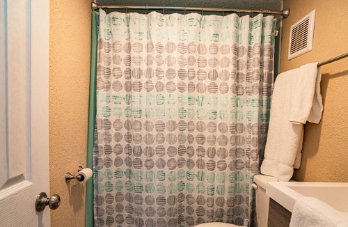 Brazoria Cabin | Custom 3 bedroom cabin w/ stone walk-in shower - Close to the San Benard River