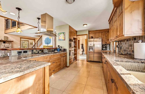 Nederland House | Custom 4 bdrm, 3 min to DnTwn Nederland, Sleeps 8, 10 mins to Skiing, Hot Tub
