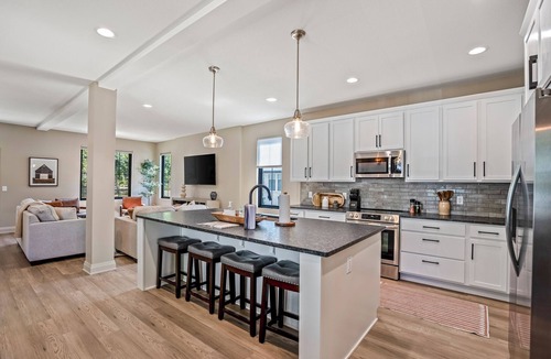 Bowling Green House | CUSTOM FALCON PUTTING GREEN and Luxury combined to create your DREAM stay here in the heart of Bowling Green