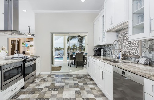 Pelican House | Custom Heated Pool, Intersecting canal views with gulf access! - Villa Sunshine & Unwind - Roelens