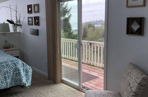 Harbor House | Cute Ocean Peak, 2Bed/2Bath 1100 sq. ft. beach house, two blocks to the beach!