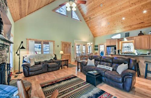 Dahlonega House | Dahlonega Cabin with Hot Tub, 4 Mi to Downtown!