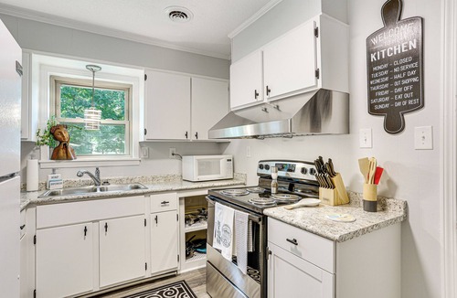 Henderson House | 'Dandy's Getaway' w/Fire Pit & Yard in Henderson