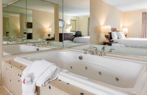 Hammond Hotel | Days Inn and Suites by Wyndham Hammond, IN
