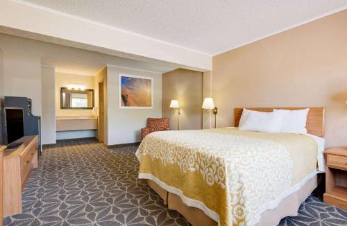 Kingmont Hotel | Days Inn by Wyndham Fairmont