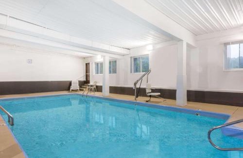 Bridgeport Hotel | Days Inn & Suites by Wyndham Bridgeport - Clarksburg