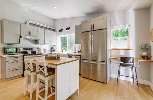 Gold Bar Cabin | Deck, Hot Tub & Views: Sleek Getaway in Index!