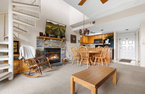 Gatlinburg - Pigeon Forge Condo | Deer Ridge Mountain Resort D301 | Mtn Views & Indoor/Outdoor Pools!