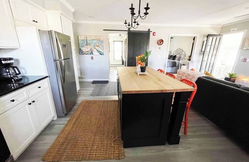 Delafield Apartment | Delafield Darling King Suite + Bonus Queen Downtown & Dreamy