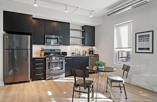 Lakeview Apartment | Delightful 1BR & 1BA Apartment in Belmont - Belmont 202