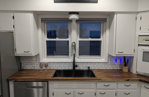 Hemlock House | Delightful 2-bedroom house with WiFi, AC between Greentown & Kokomo