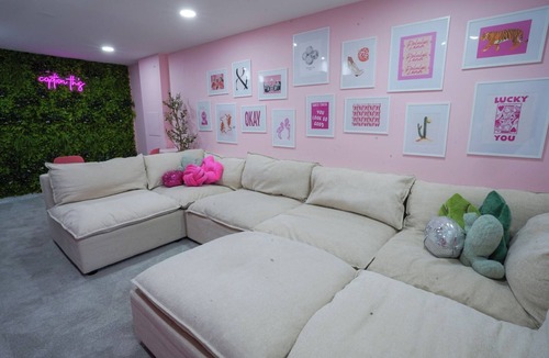 Dupont House | Denver Insta-Perfect Girls Trip! 5BR Colorful Haven 10-min to DT Denver