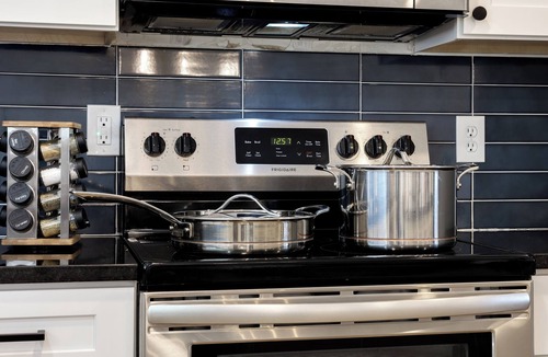Ralston Valley House | DenverStays: Spacious 5 BR Home with 2 King & 3 Queen Beds - 15 Min to Red Rocks