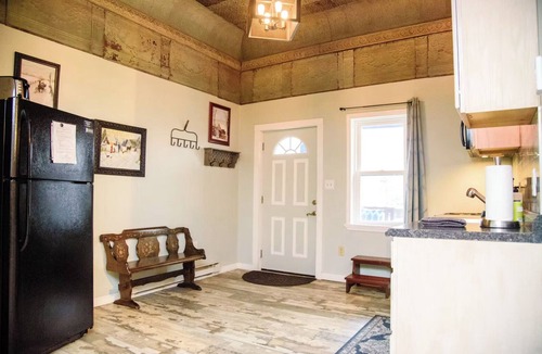 Ashfield Apartment | Directly across from the Old Jail, historical & surreal, ground floor 2 bedroom