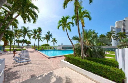 Mid Beach Condo | Directly on the Beach - Pool & Ocean access