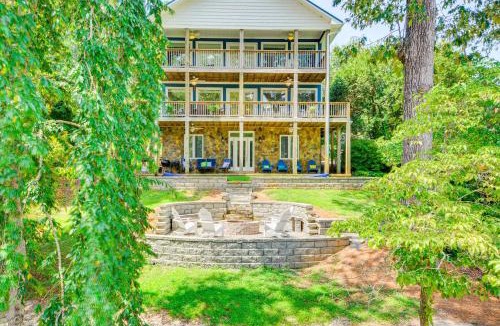 New London House | Dock and 2-Story Boat Slip Badin Lake Cabin