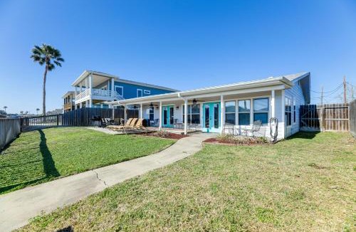 Palm Harbor House | Dock and Bay Access Rockport Home on Canal