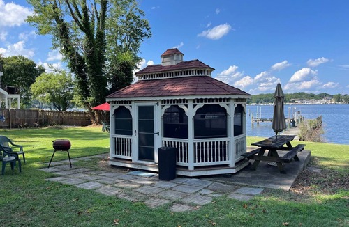 Edgewater RV Rental | Dock, Dine, & Unwind: The Ultimate Waterfront Glamp Spot