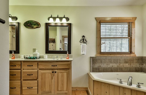 Ellijay Cabin | Dog and Family Friendly-Hot Tub-Pool Table-Arcade- Foosball-Large & Private-