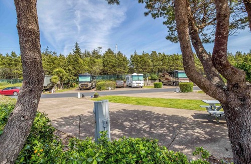 Agate Beach RV Rental | Dog Friendly, Available with 50AMP, 30AMP, Water and Sewer hook up's, WiFi