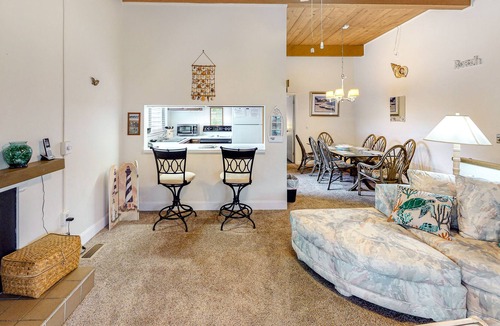 Ocean Pines Condo | Dog-friendly condo with pool plus lake, canal & golf course views